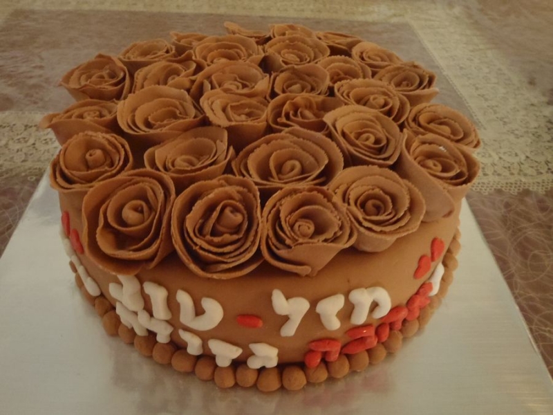 עוגת יום הולדת שושנים מפוסלת ומהממת בצבע שוקולד